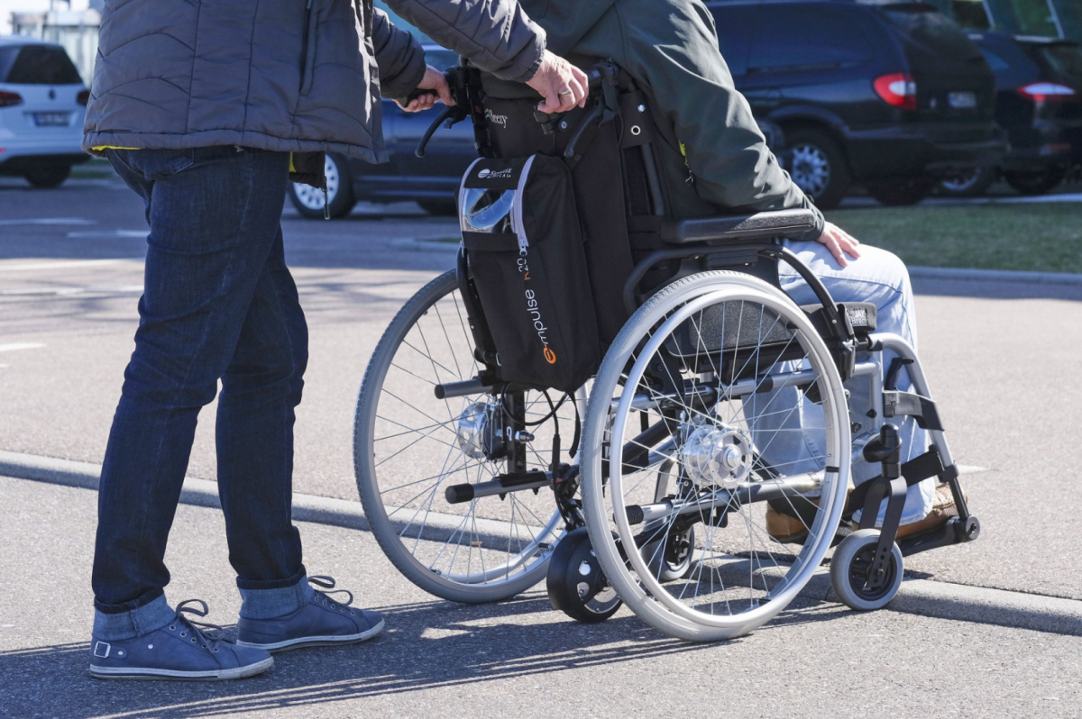 Urzadzenie wspomagające, napędowe do wózka inwalidzkiego R20