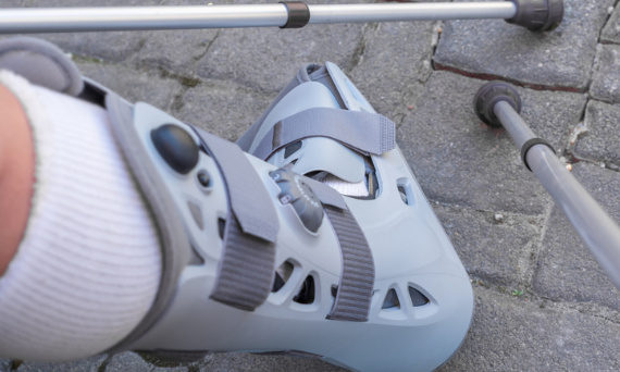 Jak chodzić w bucie ortopedycznym, aby nie doszło do powikłań?