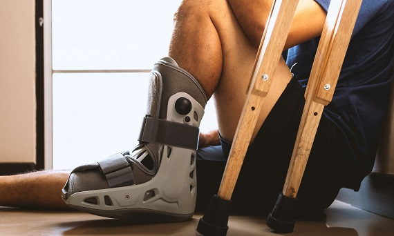 Czy but ortopedyczny można zdejmować na noc?