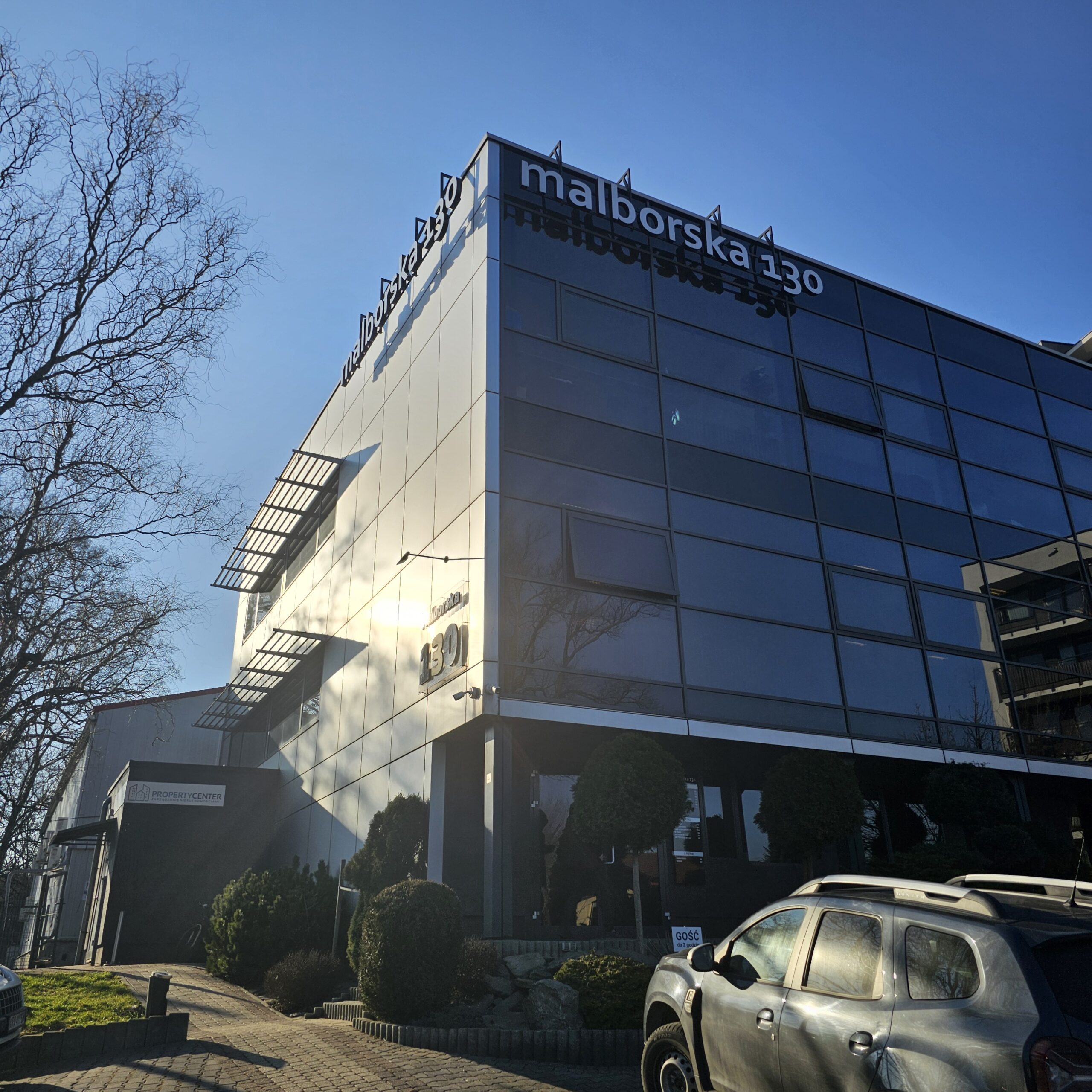 Budynek z lokalem Dobry Sklep Medyczny przy ulicy Malborskiej 130 w Krakowie